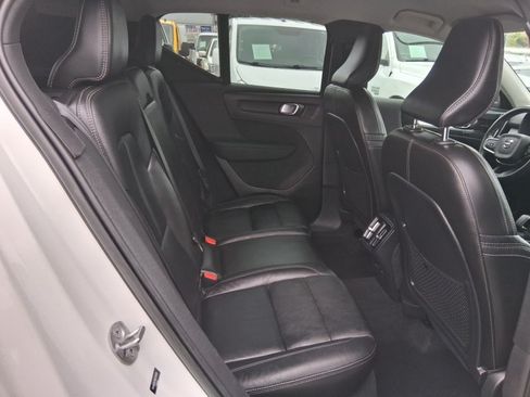 Used 2022 Volvo XC40 T5 Momentum AWD/4WD image 11