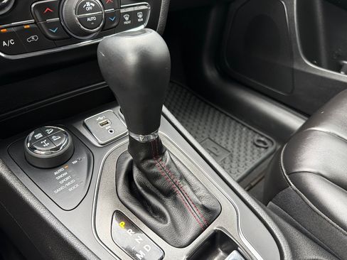 Used 2020 Jeep Cherokee Trailhawk AWD/4WD image 23