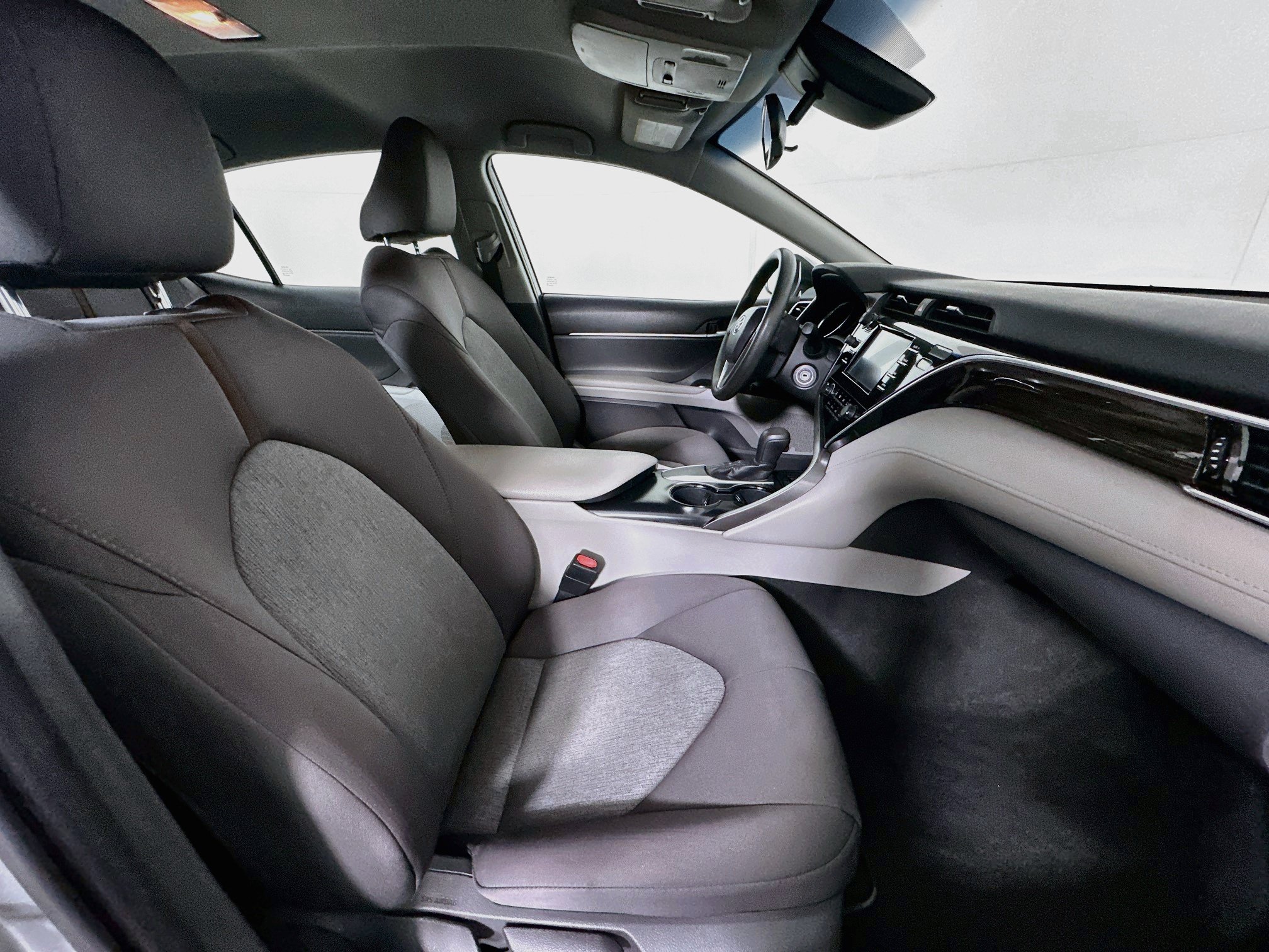 Used 2018 Toyota Camry LE FWD image 29