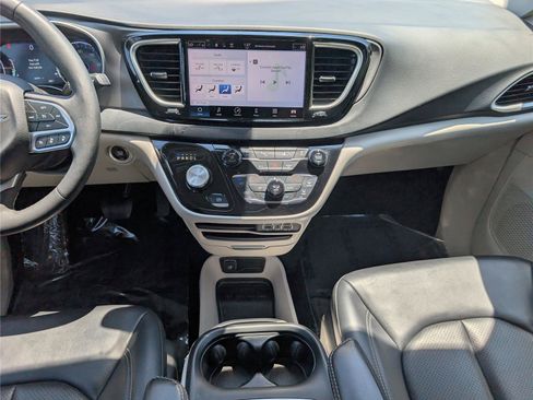 Used 2023 Chrysler Pacifica Touring-L FWD image 19