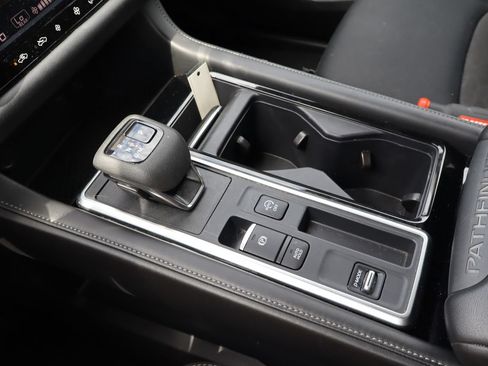 Used 2025 Nissan Pathfinder SV FWD image 27
