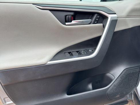 Used 2022 Toyota RAV4 Limited image 22