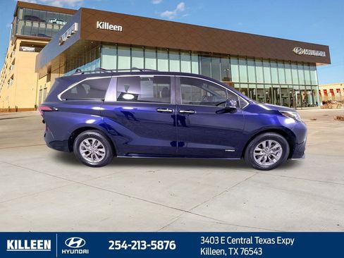 Used 2021 Toyota Sienna XLE image 8