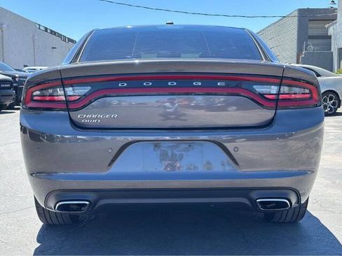 Used 2017 Dodge Charger SE w/ Power Sunroof Group AWD/4WD image 4