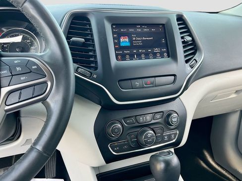 Certified 2020 Jeep Cherokee Latitude Plus w/ Comfort/Convenience Group image 14