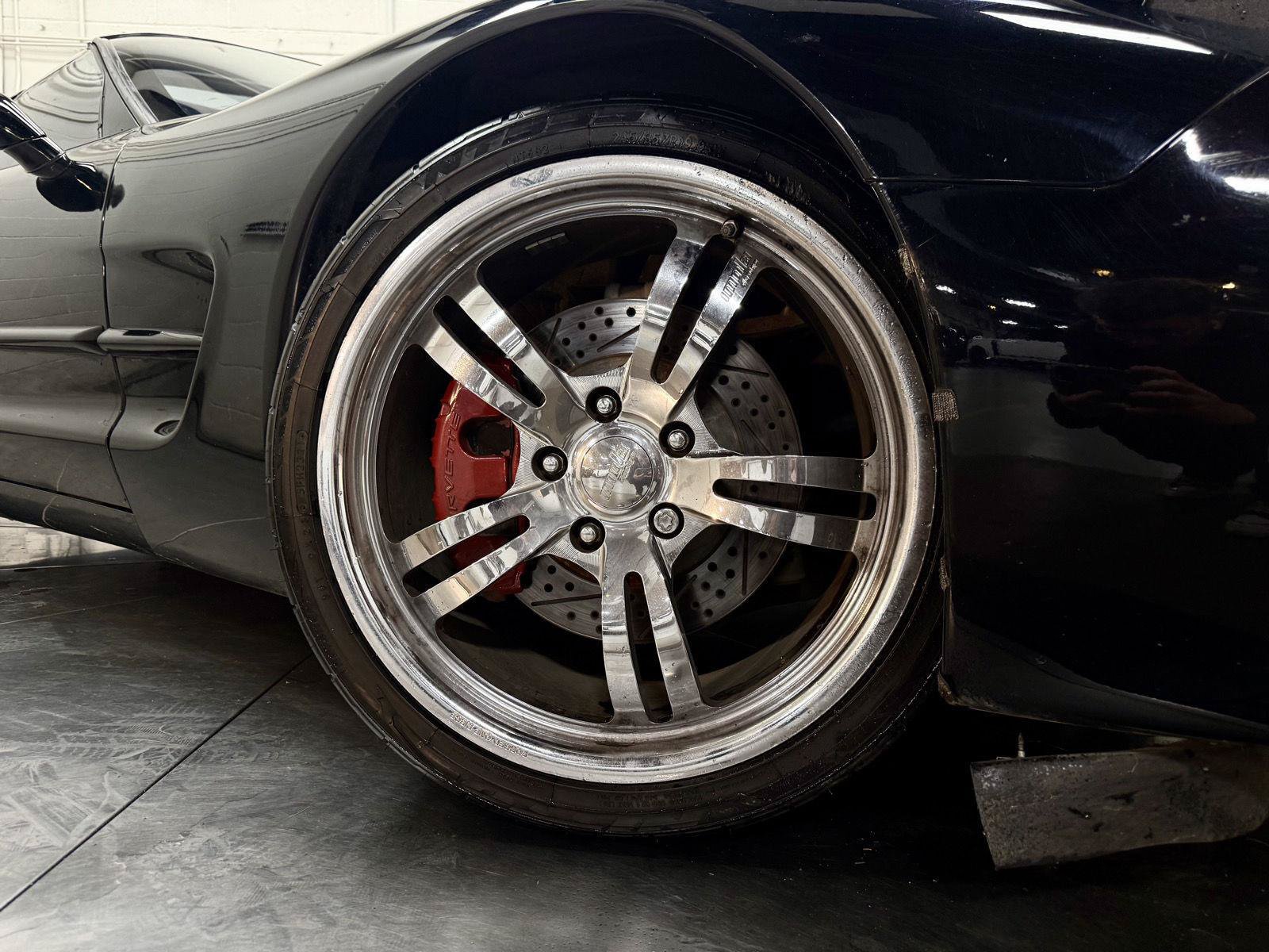 Used 2004 Chevrolet Corvette Coupe RWD image 9