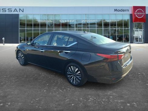 Certified 2025 Nissan Altima 2.5 SV FWD image 6
