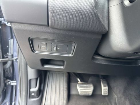 Used 2024 Land Rover Discovery Dynamic SE image 33