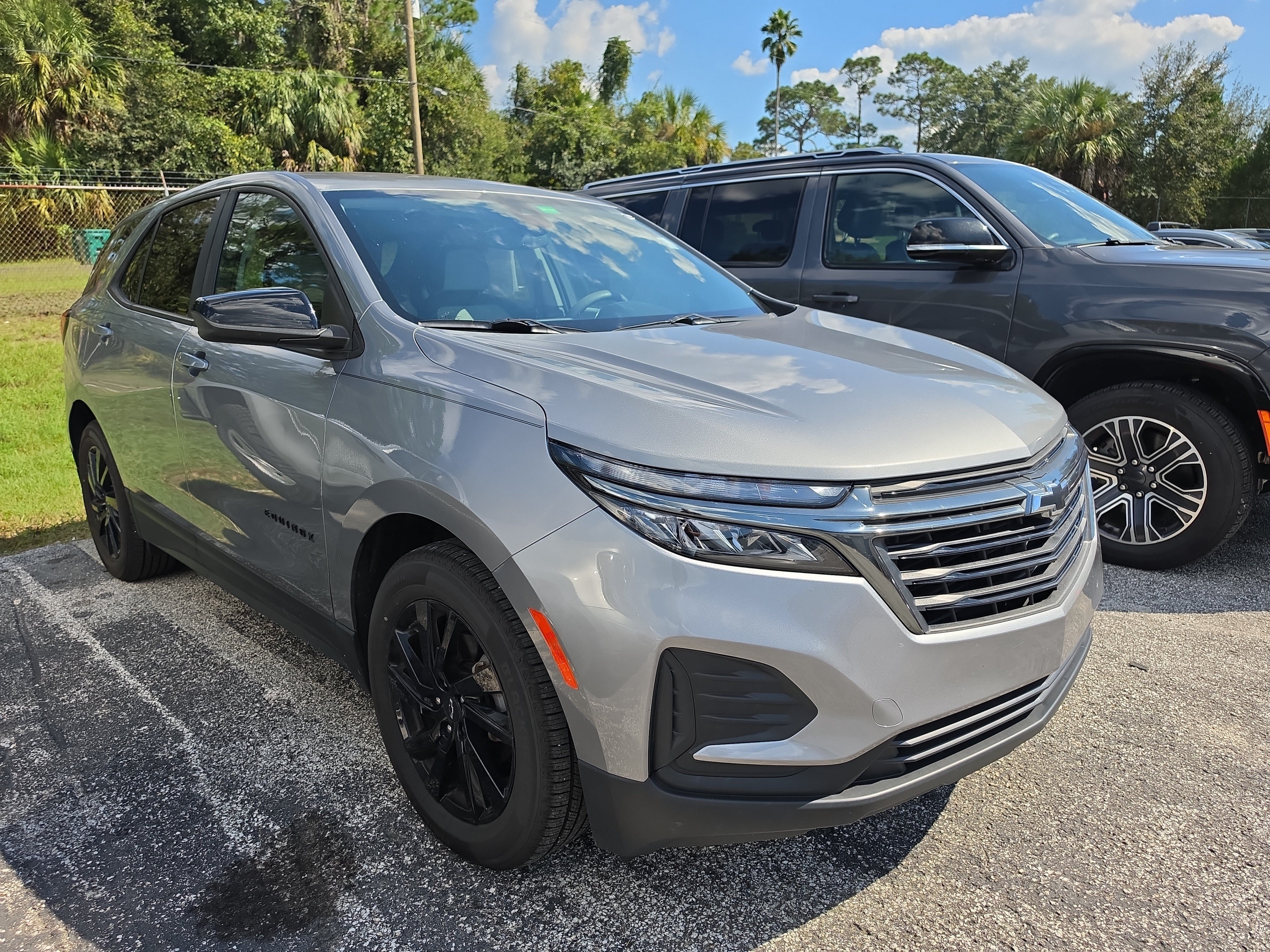 Used 2023 Chevrolet Equinox LS w/ LS Convenience Package FWD image 2