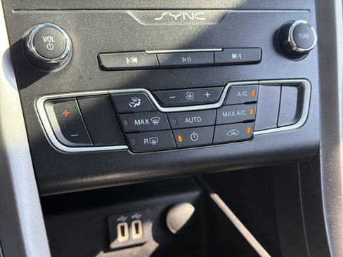 Used 2020 Ford Fusion SE FWD image 28
