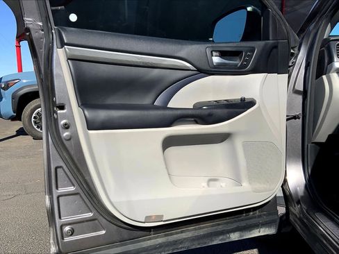 Used 2018 Toyota Highlander Limited image 22