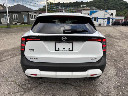 Used 2025 Nissan Kicks SV AWD/4WD image 3