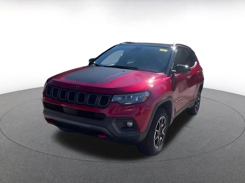 Used 2025 Jeep Compass Trailhawk image 4