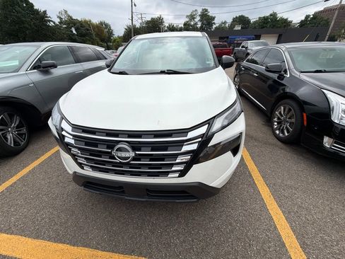 Used 2024 Nissan Rogue S FWD image 2
