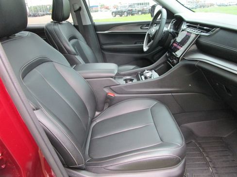Used 2024 Jeep Grand Cherokee Limited AWD/4WD image 32
