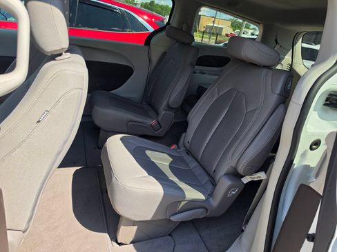 Used 2017 Chrysler Pacifica LX FWD image 7