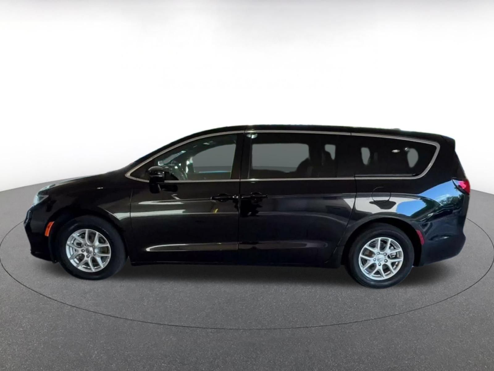 Used 2025 Chrysler Pacifica Select FWD image 7