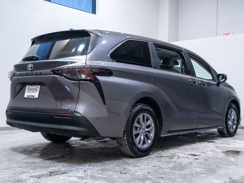 Certified 2024 Toyota Sienna LE image 9