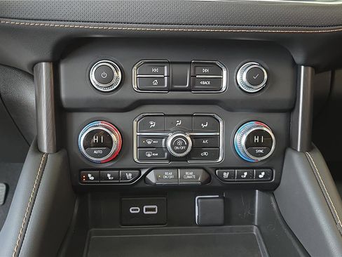 Used 2024 GMC Yukon XL AT4 w/ Technology Package image 24