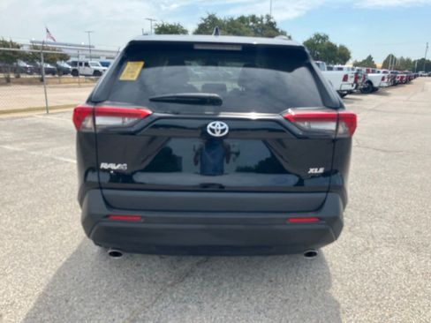 Used 2023 Toyota RAV4 XLE Premium FWD image 5