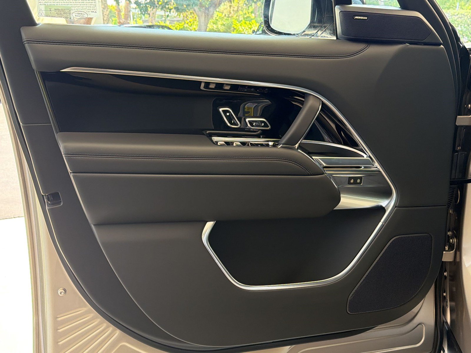 New 2026 Land Rover Range Rover Long Wheelbase SE AWD/4WD image 14