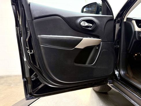 Used 2017 Jeep Cherokee Latitude w/ Cold Weather Group image 11