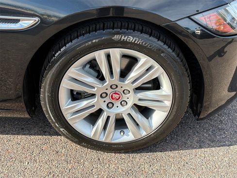 Used 2017 Jaguar XF Premium image 10