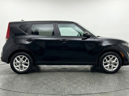 Used 2025 Kia Soul LX w/ LX Technology Package FWD image 11