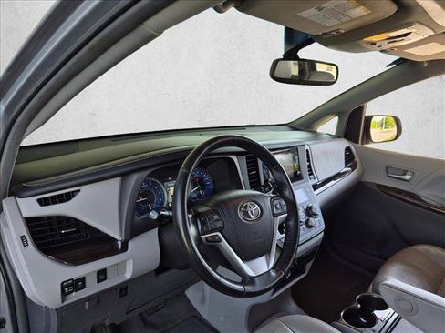 Used 2015 Toyota Sienna XLE FWD image 9