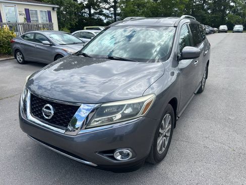 Used 2015 Nissan Pathfinder SV FWD image 2