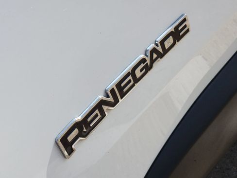 Used 2023 Jeep Renegade Latitude image 18
