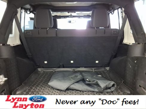 Used 2015 Jeep Wrangler Unlimited Sahara w/ Connectivity Group image 17