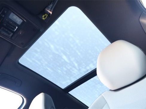 New 2025 Volkswagen Tiguan SE R-Line image 9