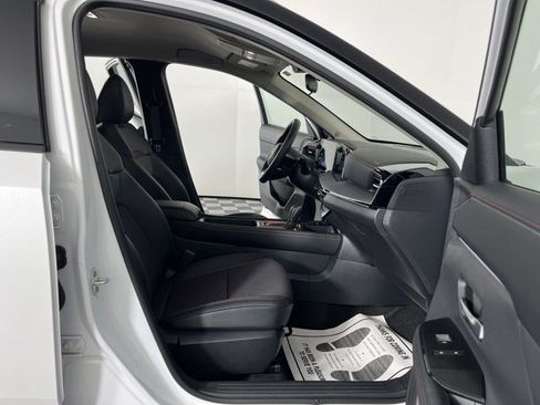 Used 2025 Nissan Kicks SR FWD image 34