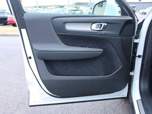 Used 2025 Volvo XC40 B5 Plus image 10