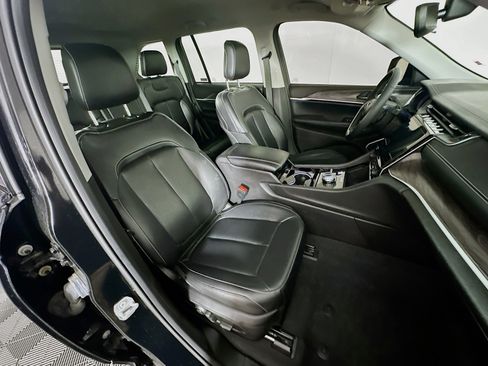 Used 2023 Jeep Grand Cherokee Limited w/ Black Appearance Package image 31