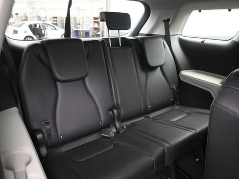 Used 2024 Kia Carnival EX FWD image 11