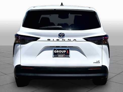 Used 2024 Toyota Sienna LE FWD image 4