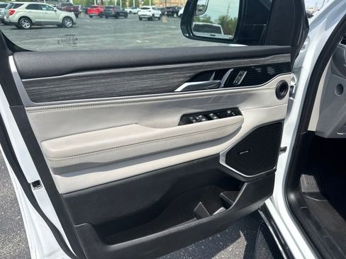 Used 2023 Jeep Wagoneer L Series II AWD/4WD image 20