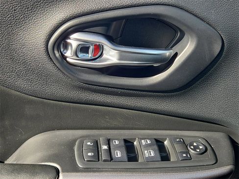 Used 2019 Jeep Cherokee Latitude Plus w/ Cold Weather Group image 20