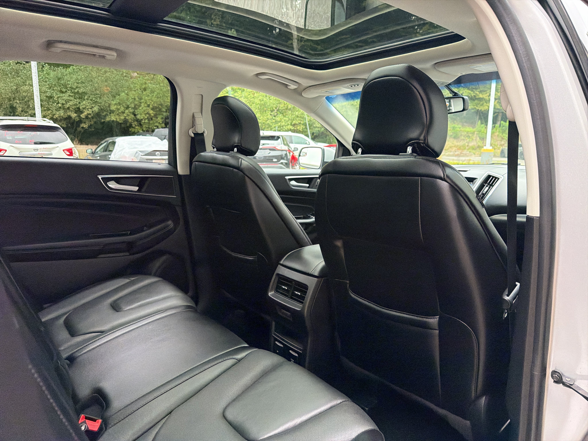 Used 2018 Ford Edge Titanium w/ Equipment Group 301A FWD image 17
