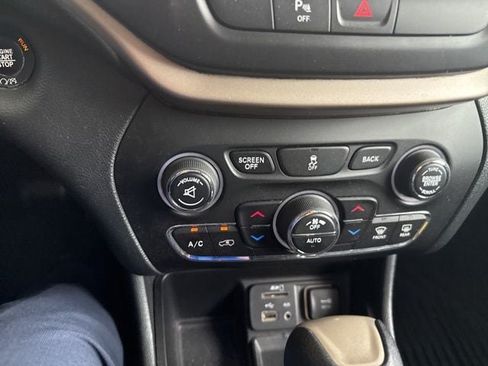 Used 2016 Jeep Cherokee 75th Anniversary FWD image 22