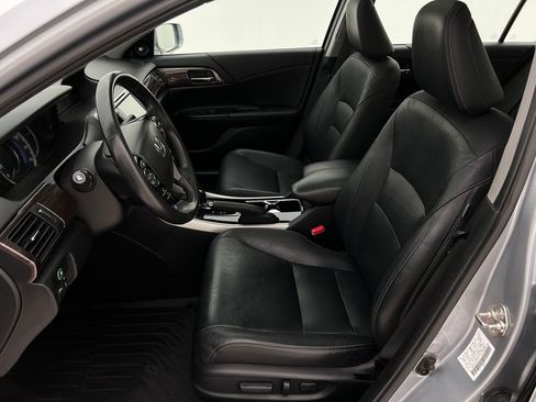 Used 2017 Honda Accord Touring image 15