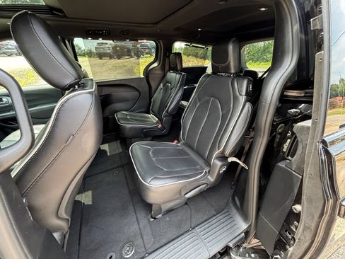 Used 2025 Chrysler Pacifica Limited FWD image 41