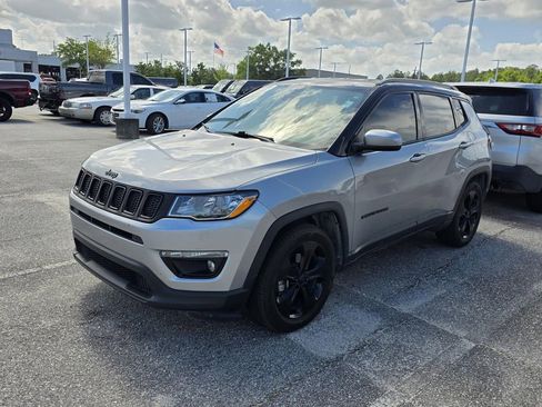 Used 2019 Jeep Compass Latitude FWD image 4