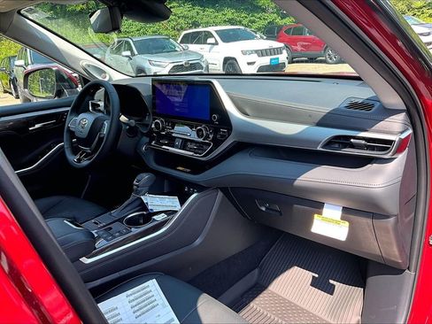 New 2026 Toyota Highlander Platinum AWD/4WD image 10