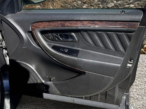 Used 2018 Ford Taurus Limited image 17