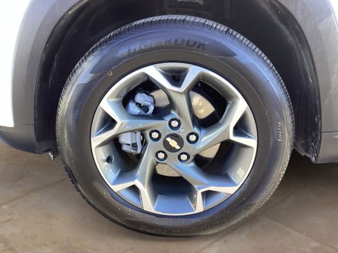 Used 2025 Chevrolet Trax LT w/ LT Convenience Package image 32