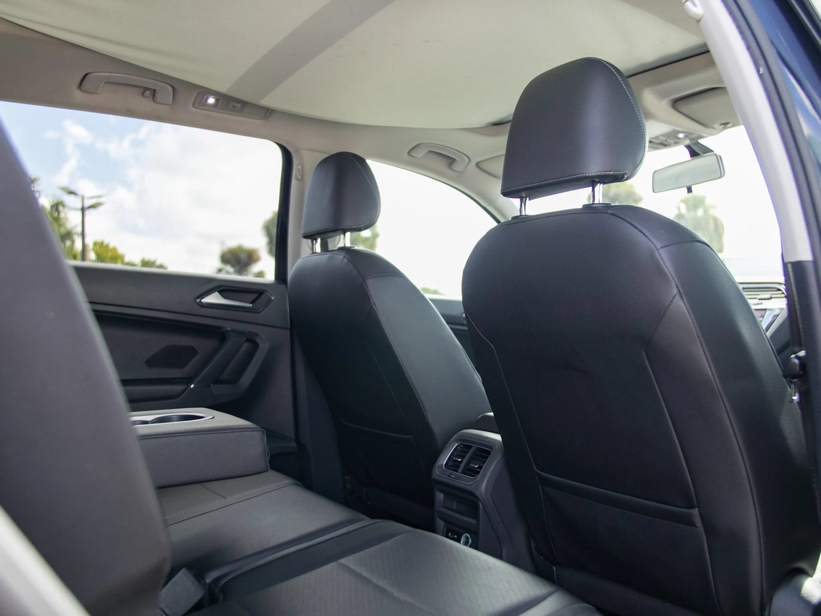 Used 2018 Volkswagen Tiguan SEL FWD image 28