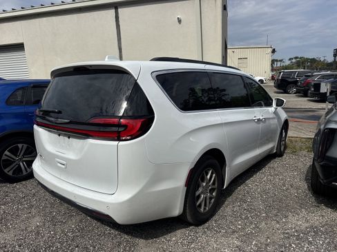 Used 2022 Chrysler Pacifica Touring-L FWD image 2